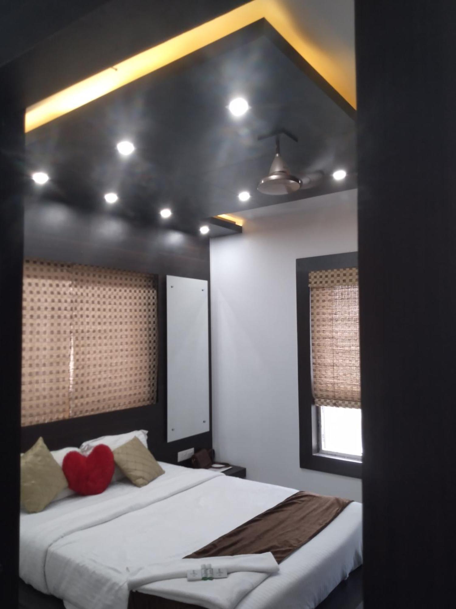 La Platina Premium Suites, Near Puri Sea Beach Bagian luar foto