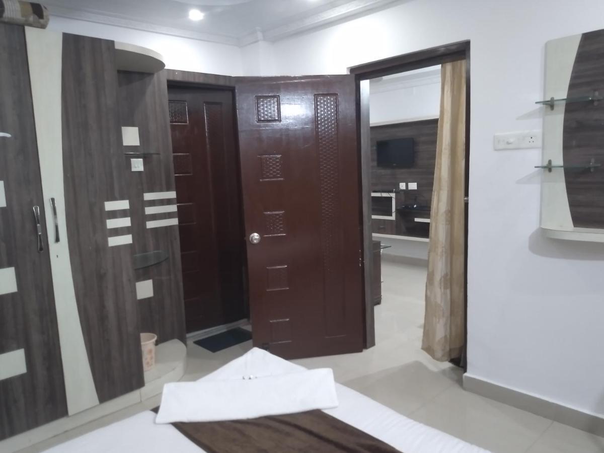 La Platina Premium Suites, Near Puri Sea Beach Bagian luar foto