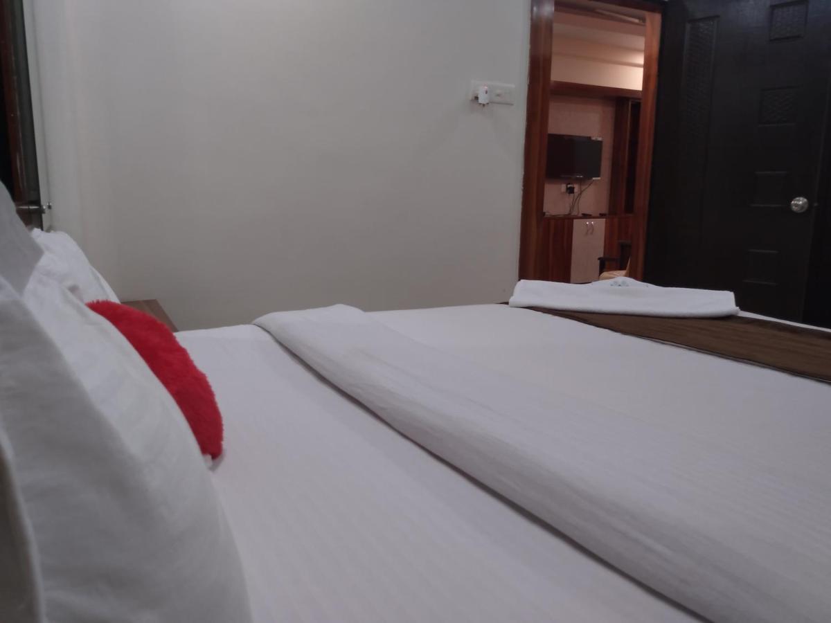 La Platina Premium Suites, Near Puri Sea Beach Bagian luar foto